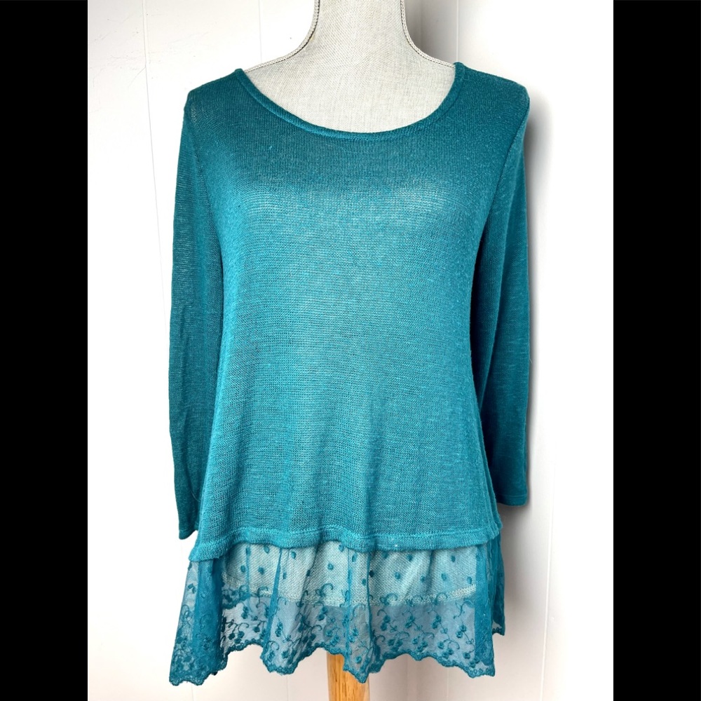 Beautiful rich emerald color soft 3/4 sleeve light weight sweater- lace bottom